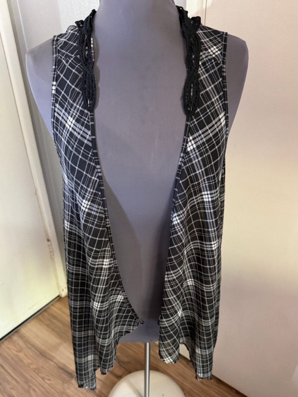 5/$25 - No Boundaries junior women's small plaid sleeveless cardigan open front - Picture 3 of 6